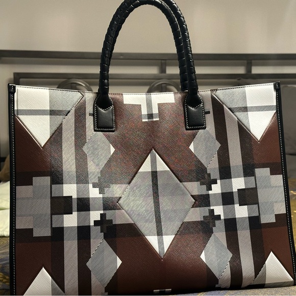 BURBERRY GEOMETRIC TOTE - Picture 2 of 4